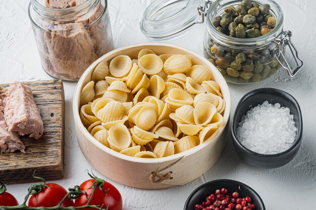 De ingrediënten van tonijndeegwaren op wit