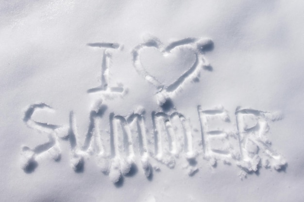 De inscriptie op de sneeuw Ik hou van de zomer De droom van een warme vakantie