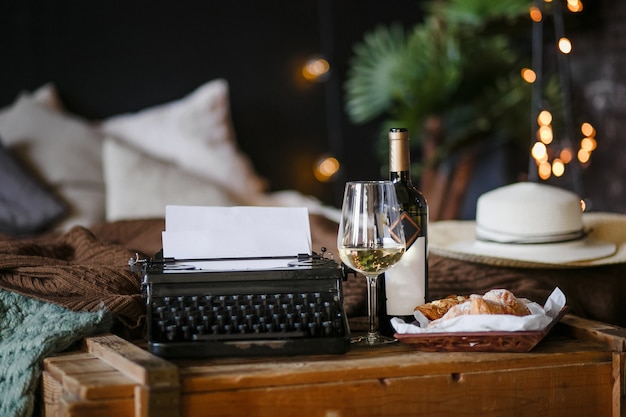 De inspiratie van een schrijver die teksten typt op een vintage typemachine freelancer ontbijtcroissants en wijnkantoor in loftstijl