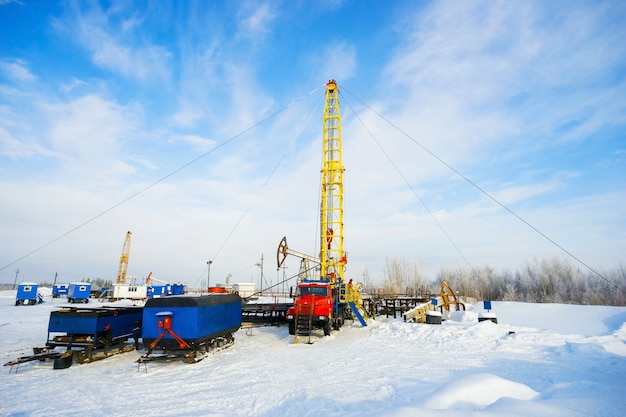 De installatie van grote reparaties van oliebronnen in de winter. Siberië, Joegra.