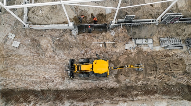 De installatie van het bouwframe op een bovenaanzicht van de bouwplaats