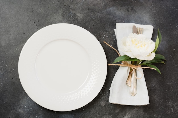 De instelling van de tabel met witte pioen op zwarte tafel