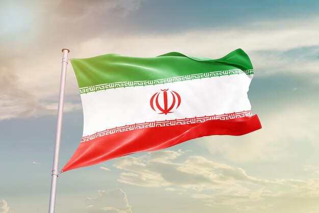 De Iraanse nationale vlag zwaait in de prachtige lucht.