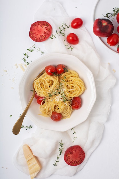 De Italiaanse deegwarenspaghetti met gebraden kersentomaat en tijm, sluit omhoog geschoten