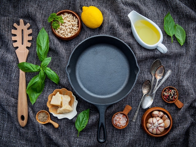 De italiaanse voedsel kokende ingrediënten met vlakke gietijzerkoekepan leggen en kopiëren ruimte.