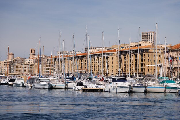 Foto de jachten zijn in de haven van marseille aangemeerd.