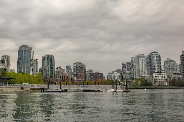 De jachthaven en residentiële gebouwen van het Granville-eiland in het centrum van Canada in Vancouver