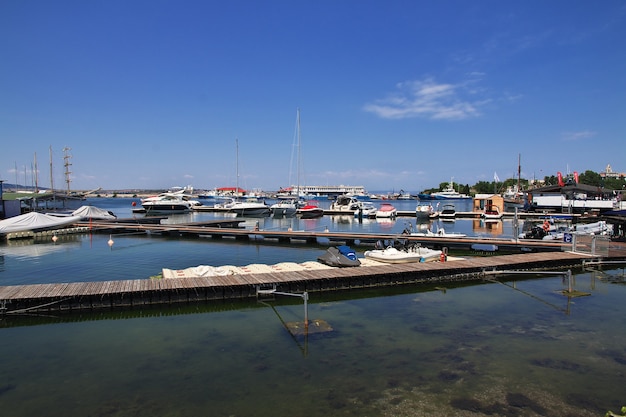 De jachthaven in Sozopol aan de kust van de Zwarte Zee in Bulgarije