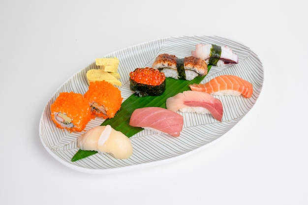 De Japanse reeks van nigirisushi van traditioneel voedsel op witte plaat