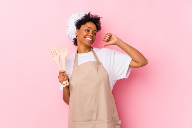 De jonge Afrikaanse Amerikaanse kokvrouw voelt trots en zelfverzekerd