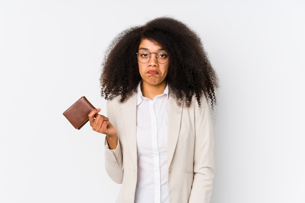 De jonge afro bedrijfsvrouw die een creditcard houdt haalt schouders op en verwarde open ogen.