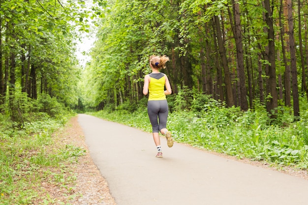 De jonge agent die van de geschiktheidsvrouw op sleep lopen