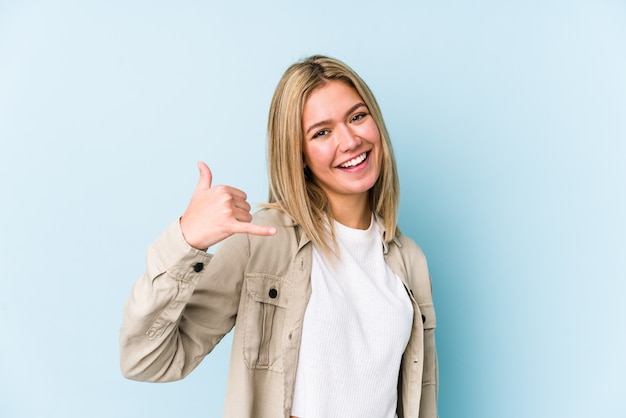 De jonge blonde Kaukasische vrouw isoleerde het tonen van een mobiel telefoongesprekgebaar met vingers.