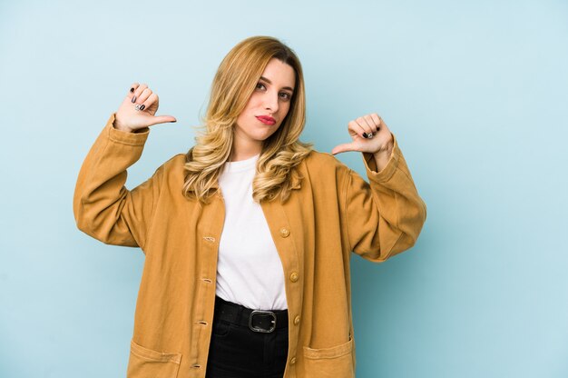 De jonge blonde mooie geïsoleerde vrouw voelt trots en zelfverzekerd, voorbeeld om te volgen.