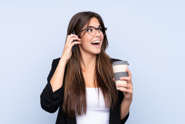 De jonge Braziliaanse koffie van de bedrijfsvrouwenholding om weg te nemen en te spreken aan mobiel