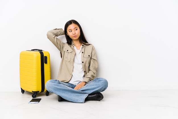 De jonge Chinese zitting die van de reizigersvrouw instapkaarten houdt