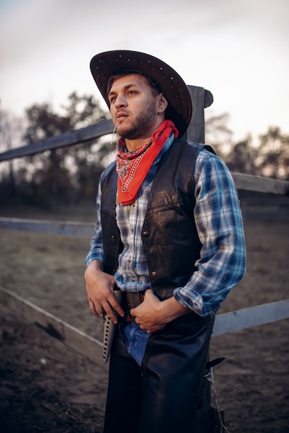 De jonge cowboy stelt tegen paard bijeen