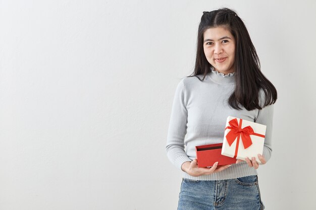 De jonge doos van de de giftdoos van de vrouwen gelukkige greep in handen