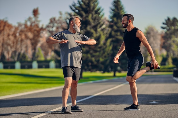 De jonge en oude atleten die aan lichaamsbeweging doen?