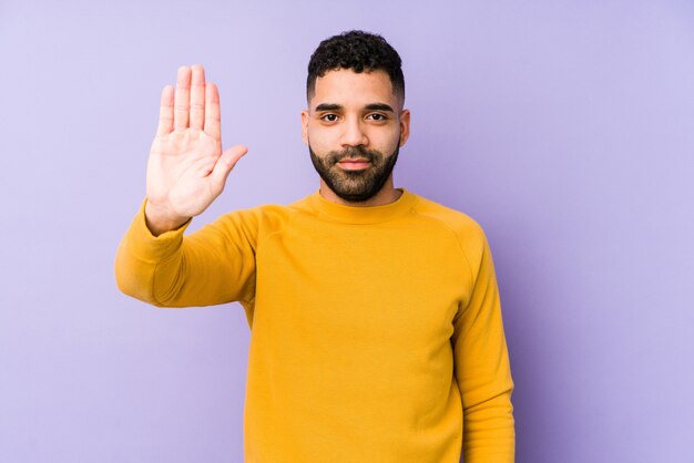 De jonge gemengde ras Arabische mens isoleerde status met uitgestrekte hand die eindeteken tonen, die u verhinderen.