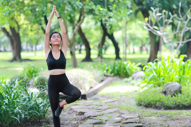 De jonge gezonde en sportieve vrouw doet openlucht yoga zich uitrekt