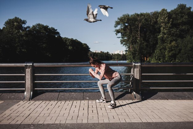 De jonge gezonde vrouw doet uitrekkende oefening