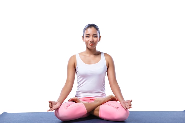 De jonge Indische vrouw in yoga stelt in witte kleren