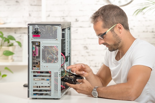 De jonge ingenieur herstelde een computer