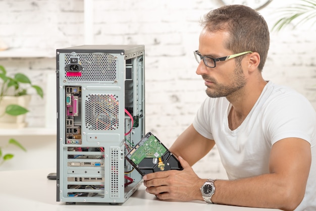 De jonge ingenieur herstelde een computer