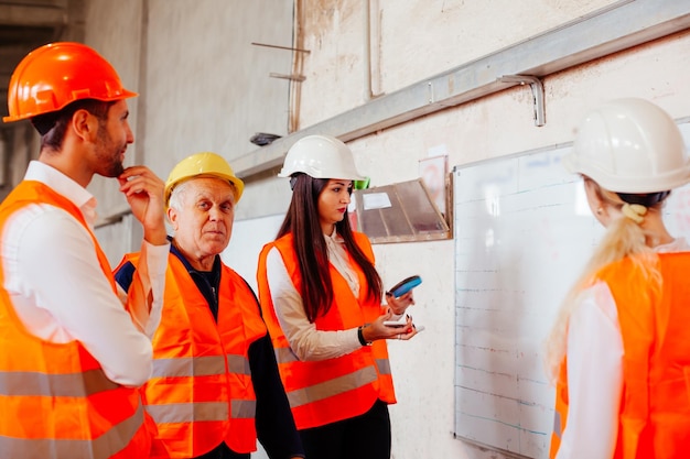 De jonge ingenieurs oefenen in de fabriek