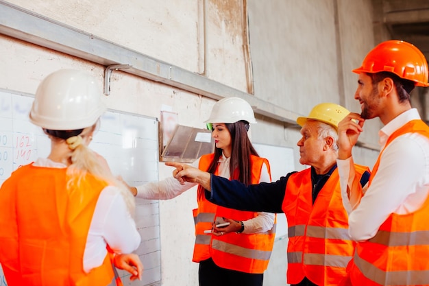 De jonge ingenieurs oefenen in de fabriek