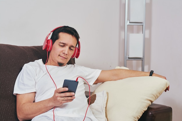 Foto de jonge jongen geniet van luisterend aan muziek