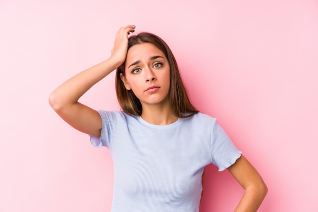 De jonge Kaukasische vrouw die geïsoleerde skikleren draagt wordt geschokt, heeft zij belangrijke vergadering herinnerd.