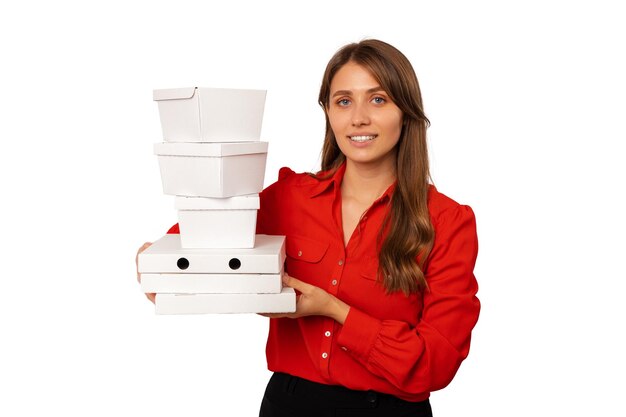 De jonge knappe vrouw die een rood shirt draagt, houdt enkele witte broodtrommels vast