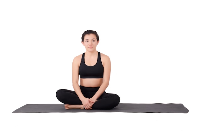 De jonge Latijnse vrouw die yoga doet stelt.