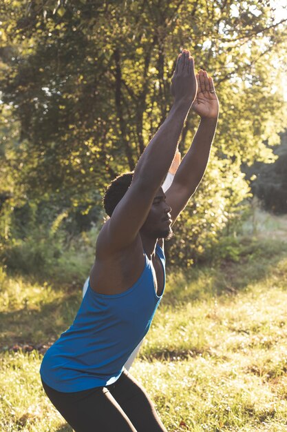 De jonge man beoefent yoga op een zonnige ochtend