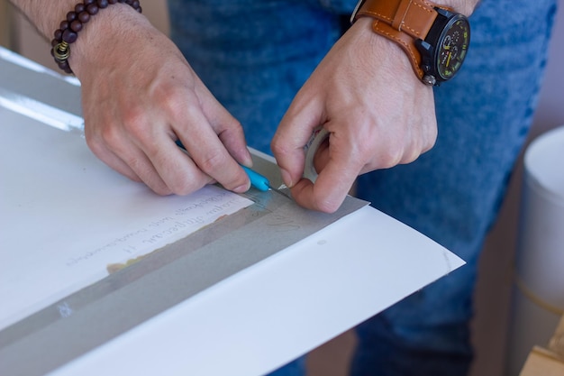 de jonge man die in zijn kantoor werkt