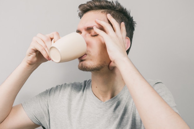 De jonge man toont verschillende emoties