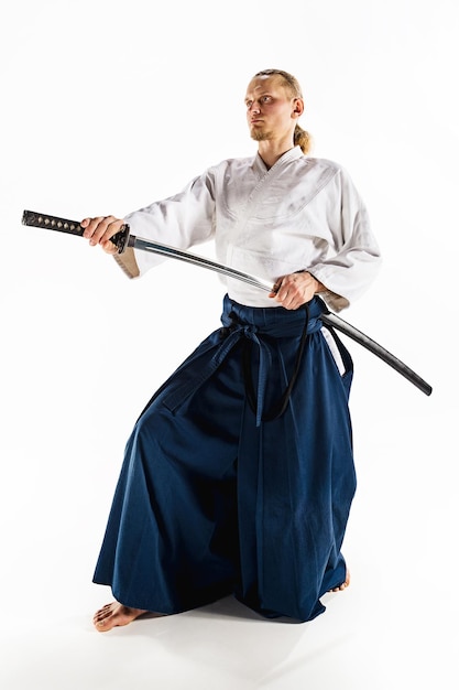 Foto de jonge man traint aikido in de studio