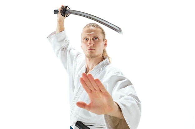 Foto de jonge man traint aikido in de studio