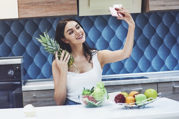 De jonge meisjesblogger fotografeert voedsel en bevordert gezond eten en vegetarisch