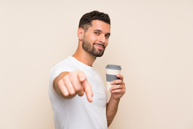 De jonge mens die haalt koffie over geïsoleerde achtergrond weg