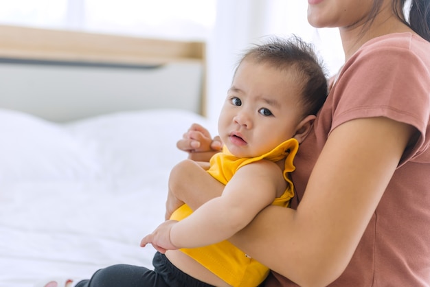 de jonge moeder en dochter En de oudste dochter Spelen in de slaapkamer