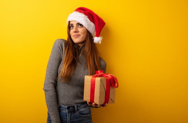 De jonge mooie gift die van de vrouwenholding droomt van het bereiken van doelstellingen en doeleinden