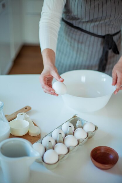 De jonge mooie vrouw bakt een cake. Snoepgoed. Banketbakkerij.