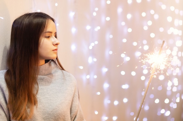 De jonge mooie vrouw kijkt naar een kleine groet