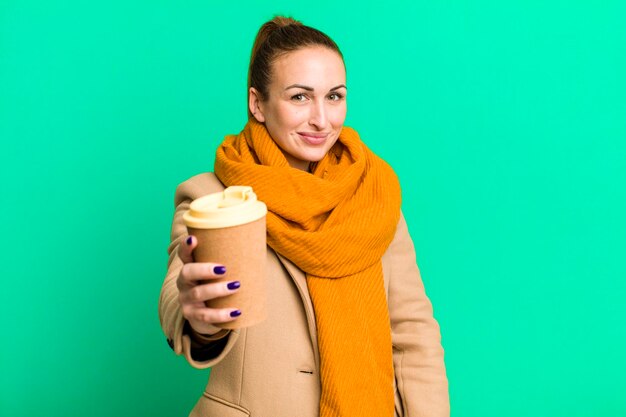 De jonge mooie vrouw met haalt koffie weg