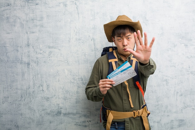 De jonge ontdekkingsreiziger chinese mens die luchtkaartjes het zetten houden dient voorzijde in