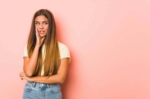 De jonge slanke vrouw zegt een geheim heet remmend nieuws en kijkt opzij