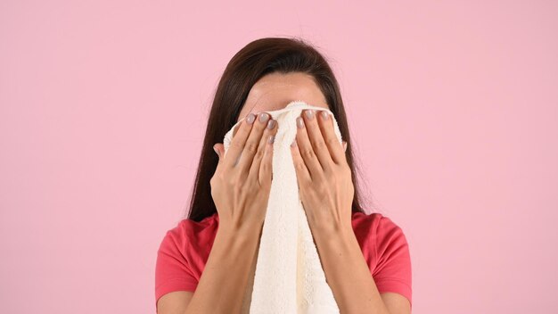 De jonge vrouw bedekte haar gezicht met een handdoek Boos meisje verstopt zich voor problemen Depressie concept Hoge kwaliteit foto